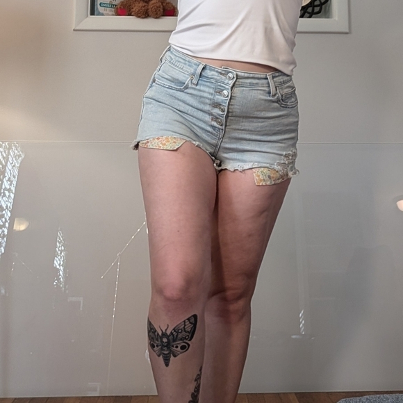 American Eagle Shorts Light Wash Button Fly size 8 - Picture 3 of 9